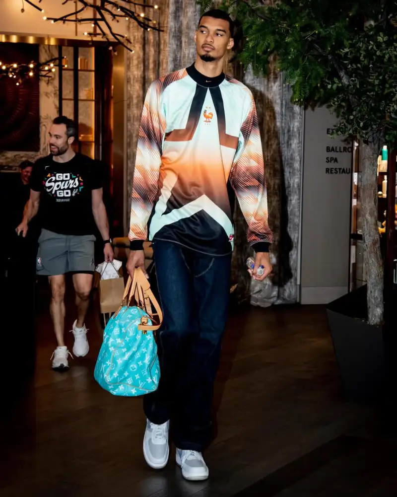 开云真人游戏-时尚媒体晒文班亚马今日穿搭：身披法国男足守门员球衣